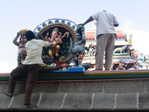 Maintenance work on the sculptures